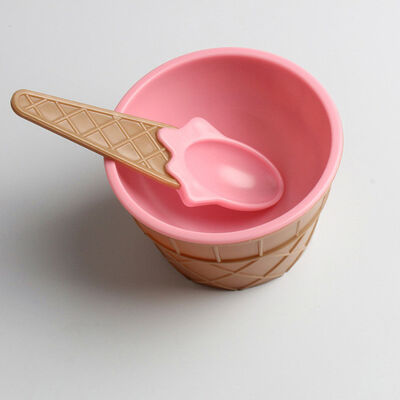 Les enfants des tasses de crème glacée avec du plastique de cuillère réutilisable