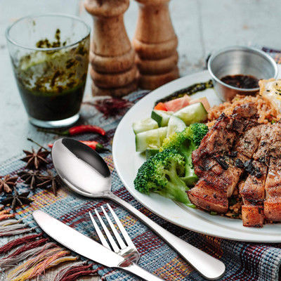 Cuillères argentées de dîner de 12 morceaux d'acier inoxydable réglées pour la cuisine ou le restaurant à la maison