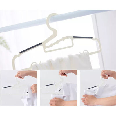 Les cintres de manteau en plastique de produits en plastique d'intérieur d'articles de ménage glissent non