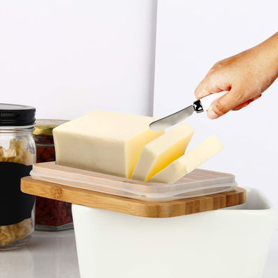 Plat de beurre en céramique blanc avec le couvercle et le couteau pour le comptoir de cuisine