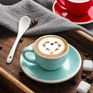 Les tasses multicolores d'expresso de la porcelaine 75ml avec des soucoupes entassent en vrac des approvisionnements de cuisine