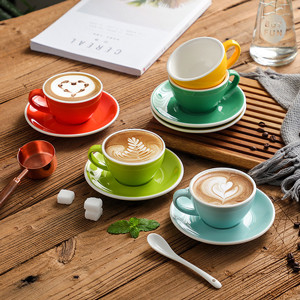Les tasses multicolores d'expresso de la porcelaine 75ml avec des soucoupes entassent en vrac des approvisionnements de cuisine
