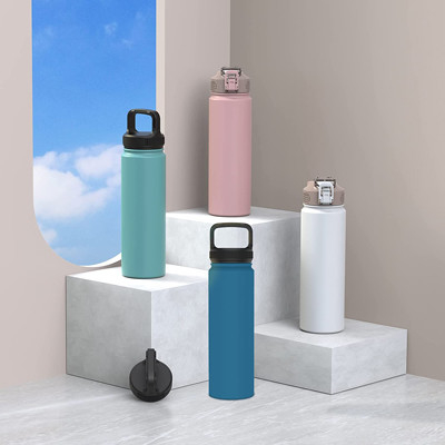 Doubles bouteilles d'eau isolées multicolores d'acier inoxydable de mur avec la paille
