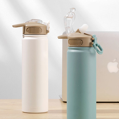 Doubles bouteilles d'eau isolées multicolores d'acier inoxydable de mur avec la paille