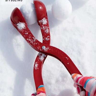 La boule de neige en plastique multicolore de fabricant de boule de neige joue des jeux avec la poignée