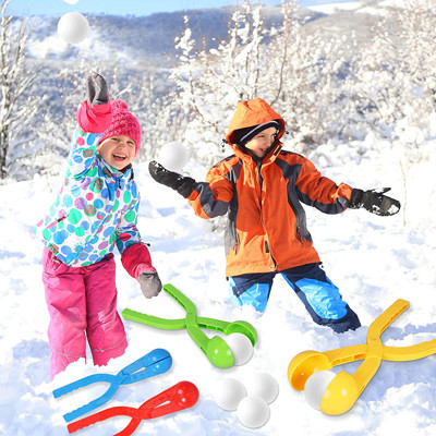 La boule de neige en plastique multicolore de fabricant de boule de neige joue des jeux avec la poignée