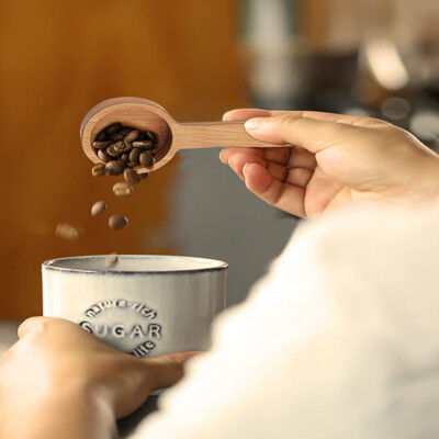 Cuillère à café en bois de couleur en bois mesurant des grains de café