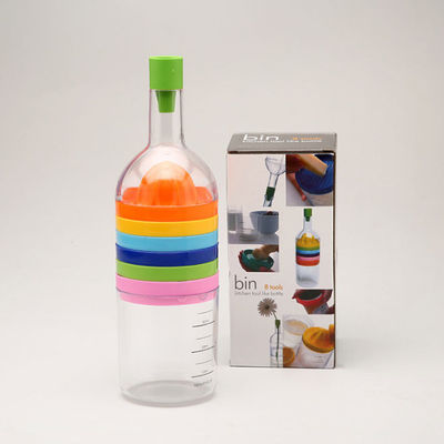 8 multifonctionnels dans des 1 tasses de trousse d'outils de cuisine Juice Bottle Grater Fruit et végétal