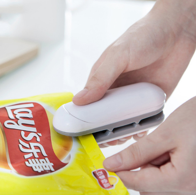 Mini Bag Sealer 2 dans la 1 chaleur et coupeur pour le scelleur tenu dans la main de vide de sachets en plastique