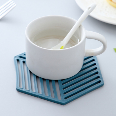 Outil multifonctionnel de cuisine de la chaleur d'hexagone de tapis de trépied de silicone et de protections chaudes pour des tapis de cuvette