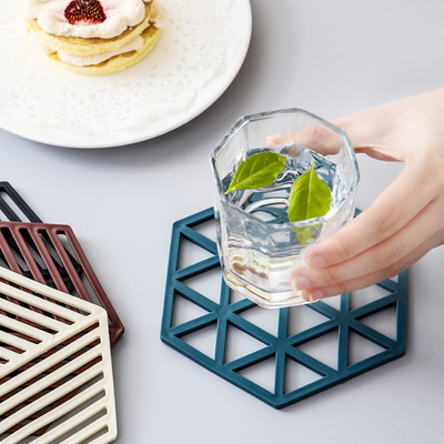 Outil multifonctionnel de cuisine de la chaleur d'hexagone de tapis de trépied de silicone et de protections chaudes pour des tapis de cuvette
