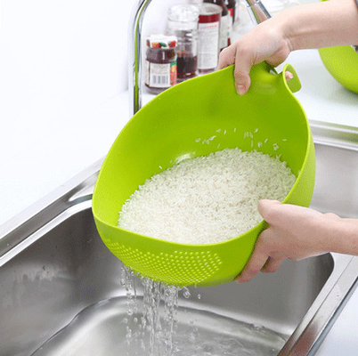Cuvette en plastique de tamis de riz avec la cuisine de poignée vidangeant des passoires pour les légumes de nettoyage