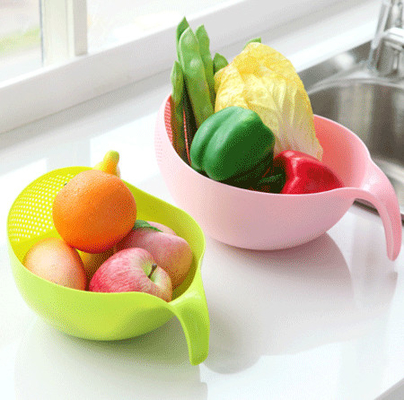 Cuvette en plastique de tamis de riz avec la cuisine de poignée vidangeant des passoires pour les légumes de nettoyage