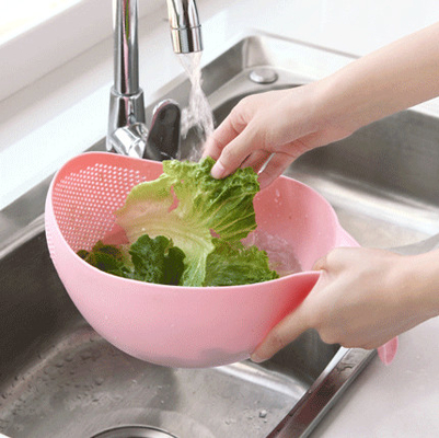 Cuvette en plastique de tamis de riz avec la cuisine de poignée vidangeant des passoires pour les légumes de nettoyage