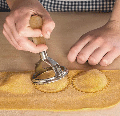 Moule de ravioli d'acier inoxydable avec la poignée en bois utilisée pour faire les boulettes italiennes