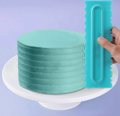 Les grattoirs de gâteau ont placé l'outil en plastique du gâteau DIY de crème de beurre de polisseur de grattoir de dent de scie