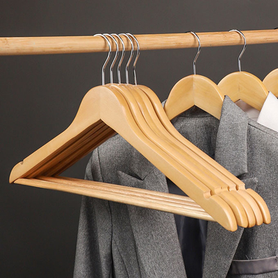 Les cintres de manteau en bois écologiques en vrac pour des vêtements glissent non