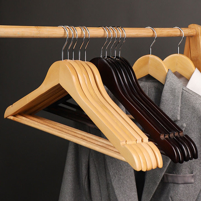 Les cintres de manteau en bois écologiques en vrac pour des vêtements glissent non