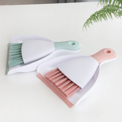 Mini Brush And Dustpan Set de plastique des enfants pour le plancher Sofa Desk Keyboard And Car