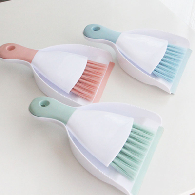 Mini Brush And Dustpan Set de plastique des enfants pour le plancher Sofa Desk Keyboard And Car