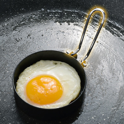 Anti échaudez les articles de ménage 2.95Inch Fried Egg Ring Mold d'acier inoxydable 4 paquets avec la brosse d'huile