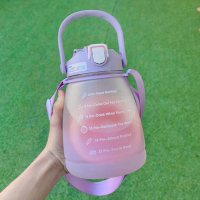 Bouteilles d'eau libres en plastique faites sur commande extérieures de Bpa de tasses de boissons grandes avec la corde 1300ml