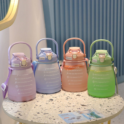 Bouteilles d'eau libres en plastique faites sur commande extérieures de Bpa de tasses de boissons grandes avec la corde 1300ml