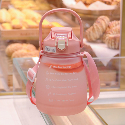 Bouteilles d'eau libres en plastique faites sur commande extérieures de Bpa de tasses de boissons grandes avec la corde 1300ml