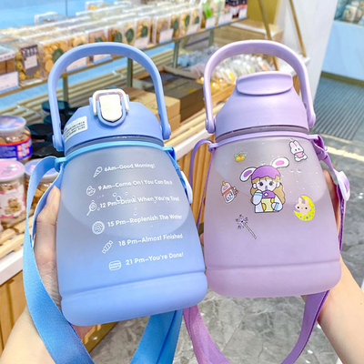 Bouteilles d'eau libres en plastique faites sur commande extérieures de Bpa de tasses de boissons grandes avec la corde 1300ml