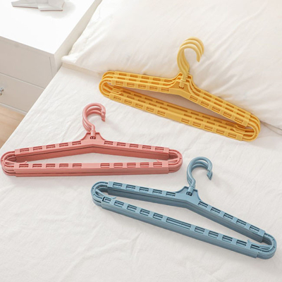 Cintres en plastique de produits d'articles de ménage réglables d'extra large de pp