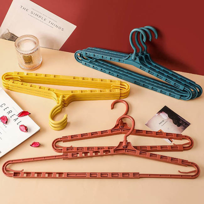 Cintres en plastique de produits d'articles de ménage réglables d'extra large de pp