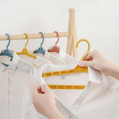 Cintres en plastique de produits d'articles de ménage réglables d'extra large de pp