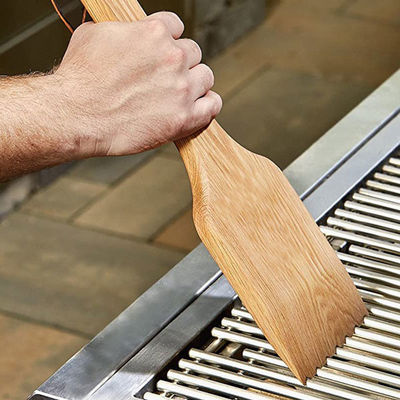 Les outils et les accessoires en bois naturels libres de BARBECUE de poil grillent le grattoir