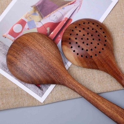 Collez non les cuillères en bois d'ustensiles en bambou de cuisine en vrac pour faire cuire 5 morceaux