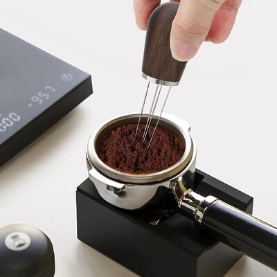 Outil en bois naturel de distributeur d'aiguille d'expresso de poignée avec le support en bois