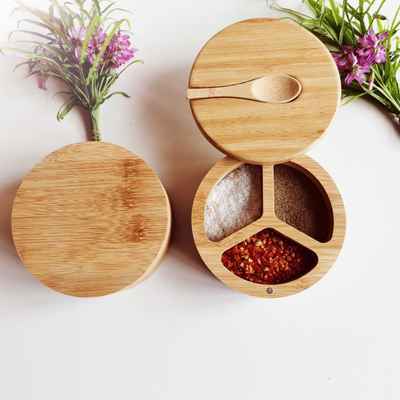 Les ustensiles en bambou de cuisine d'épice et d'assaisonnements salent la boîte avec la cuillère