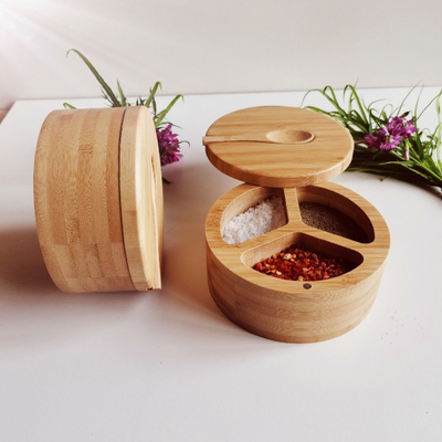 Les ustensiles en bambou de cuisine d'épice et d'assaisonnements salent la boîte avec la cuillère
