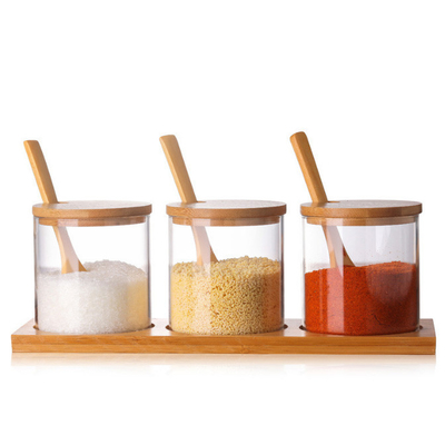 Les conteneurs de assaisonnement de condiment en verre entassent en vrac les pots réutilisables d'épice avec la cuillère en bois de couvercle