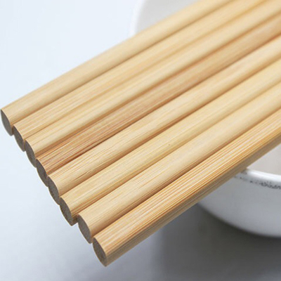 Les baguettes en bambou naturelles réutilisables entassent en vrac pour la cuisson de restaurant