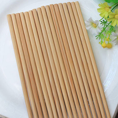 Les baguettes en bambou naturelles réutilisables entassent en vrac pour la cuisson de restaurant