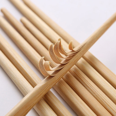 Les baguettes en bambou naturelles réutilisables entassent en vrac pour la cuisson de restaurant