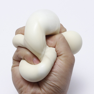 Petit pain bourré cuit à la vapeur serrant le jouet de personne remuante de boule d'effort de boulette