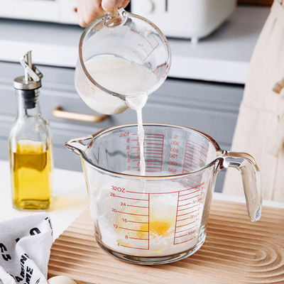 Tasse de mesure en verre de cuisson de cuisine avec les graphiques rouges micro-onde et four