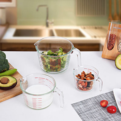 Tasse de mesure en verre de cuisson de cuisine avec les graphiques rouges micro-onde et four
