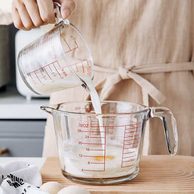 Tasse de mesure en verre de cuisson de cuisine avec les graphiques rouges micro-onde et four