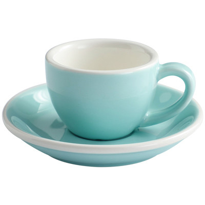 Les tasses multicolores d'expresso de la porcelaine 75ml avec des soucoupes entassent en vrac des approvisionnements de cuisine