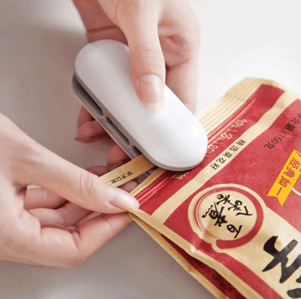 Mini Bag Sealer 2 dans la 1 chaleur et coupeur pour le scelleur tenu dans la main de vide de sachets en plastique