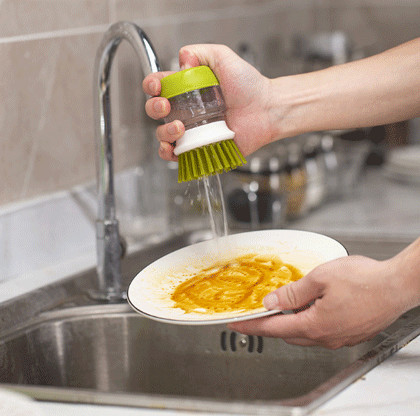 Brosse de plat avec la brosse de paume de distributeur de savon pour l'évier Pan Pot Washing de plat et le nettoyage