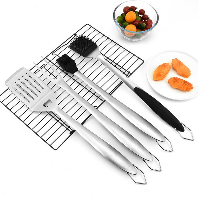 Les outils et les accessoires résistants de BARBECUE ont placé grillant pour l'arrière-cour extérieur