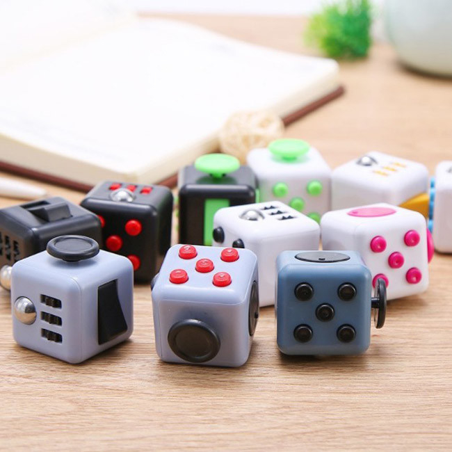 Jouets colorés Mini Gadgets Cube de personne remuante de détente de décompression